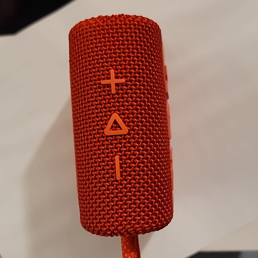JBL GO3 waterproof Bluetooth speaker in red - Picture 3 of 5